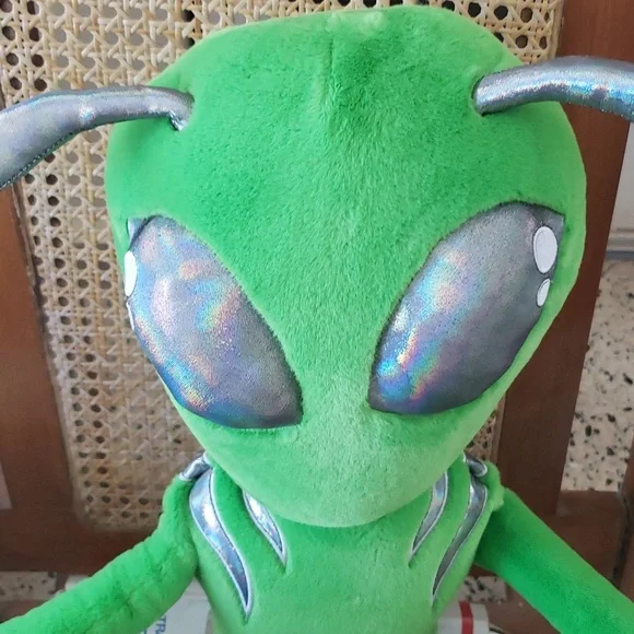 Dollskill Club Exx Green Alien Plushie - Picture 2 of 7